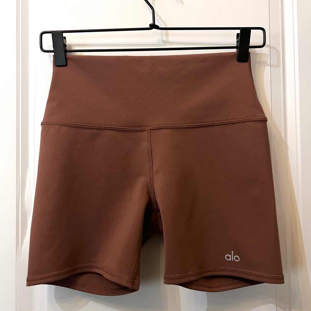 Alo Yoga 5" Airbrush High Waist Biker Short in Chestnut, Small
